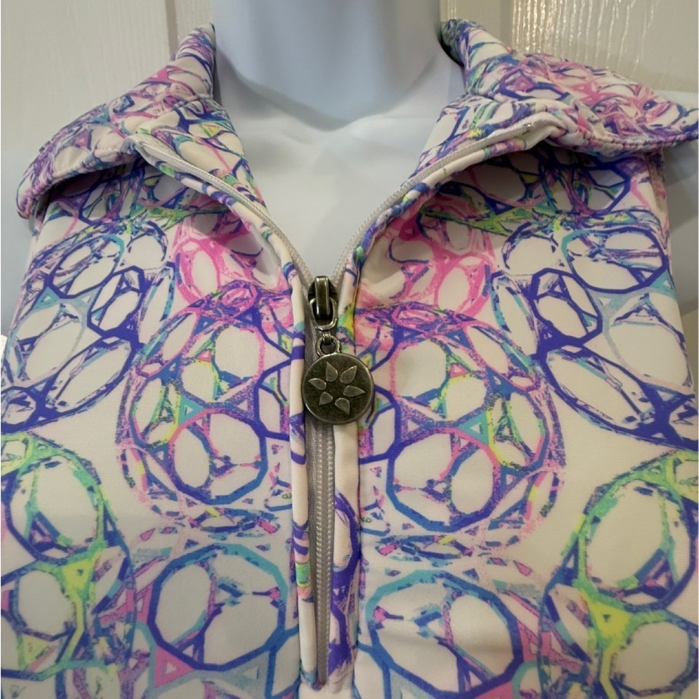Tzu Tzu sport top in Shiloh AMaze print. Medium - Picture 2 of 9